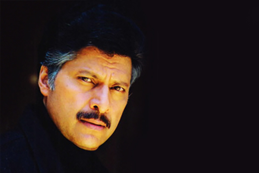 ১৯৭৬ সালে মুক্তিপ্রাপ্ত ‘চিৎচোর’ ছবিতে প্রথম অভিনয় করতে দেখা যায় বিজয়েন্দ্রকে। দ্বিতীয় অভিনেতার ভূমিকায় অমোল পালেকরের মতো বলি তারকার সঙ্গে কাজ করেছিলেন বিজয়েন্দ্র। সত্তরের দশকে এই ছবিটি বক্স অফিসে হিট ছবির তালিকায় নাম লেখালেও তা থেকে লাভবান হন অমোল। প্রচারের আড়ালে থেকে যান বিজয়েন্দ্র।