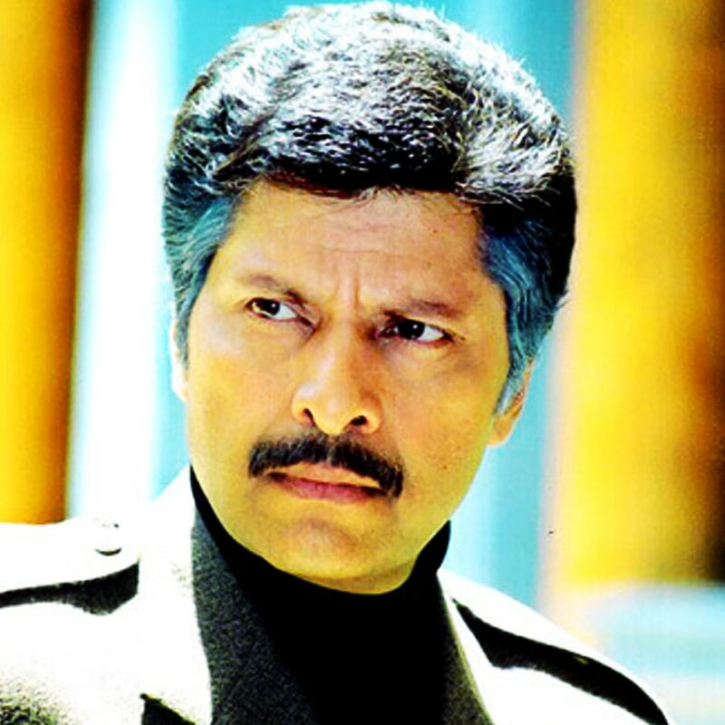 পুণেতে গিয়ে ফিল্ম অ্যান্ড টেলিভিশন ইনস্টিটিউট অফ ইন্ডিয়া-য় ভর্তি হন বিজয়েন্দ্র। সেখানে গিয়ে অভিনয় শেখার পাশাপাশি বিভিন্ন নামী সংস্থার বিজ্ঞাপনের জন্য মডেলিং করতেন তিনি। সত্তরের দশকের শেষের দিকে বলিপাড়ায় পা রাখেন বিজয়েন্দ্র। (এই প্রতিবেদনটি প্রথম প্রকাশের সময় বিজয়েন্দ্র ঘাটগের ছবির পরিবর্তে ভুলবশত হলিউড অভিনেতা জেফ গোল্ডব্লামের ছবি ব্যবহার করা হয়েছিল। অনিচ্ছাকৃত এই ত্রুটির জন্য আমরা আন্তরিক ভাবে দুঃখিত ও ক্ষমাপ্রার্থী।)