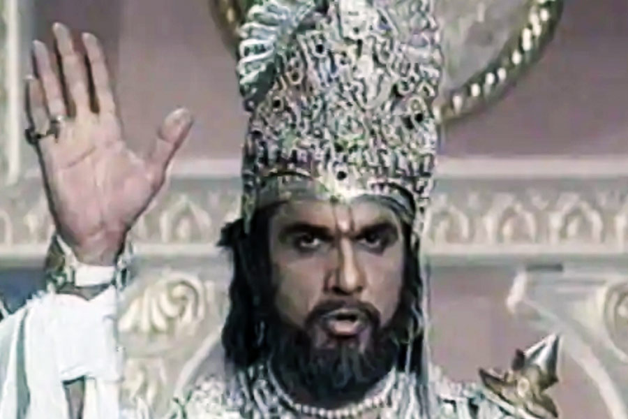 অন্দরমহল সূত্রে খবর, ছোট পর্দায় বয়স্ক কোনও চরিত্রে অভিনয় করতে চাননি বিজয়েন্দ্র। তাই পরিচালকের প্রস্তাবে রাজি হননি তিনি। পরে ভীষ্মের চরিত্রে অভিনয় করতে দেখা যায় মুকেশ খন্নাকে।