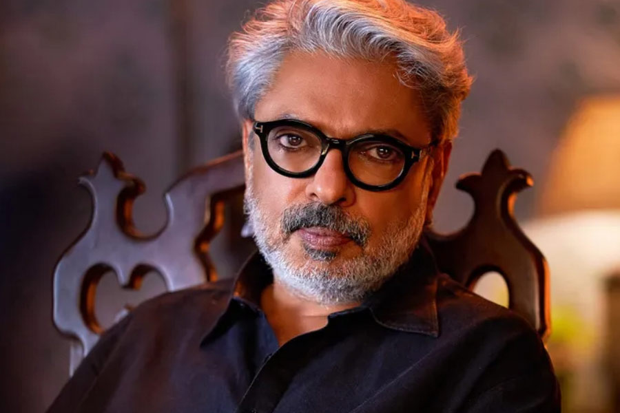 ২০০২ সালে বলি পরিচালক সঞ্জয় লীলা ভন্সালীর নজর পড়ে বিজয়েন্দ্রের প্রতি। ‘দেবদাস’ ছবিতে পার্শ্বচরিত্রে অভিনয়ের জন্যই প্রথমে তাঁকে প্রস্তাব দিতে গিয়েছিলেন পরিচালক।