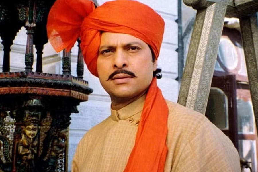 কিন্তু বিজয়েন্দ্রকে সরাসরি দেখার পর সিদ্ধান্তে বদলান সঞ্জয়। ঐশ্বর্যা রাই বচ্চনের বিপরীতে অভিনয়ের সুযোগ পান তিনি। ‘দেবদাস’ ছবিতে ভুবন চৌধুরীর ভূমিকায় দেখা যায় তাঁকে।