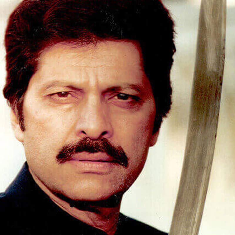 বলিপাড়ায় কানাঘুষো শোনা যায়, বিমান দুর্ঘটনায় বোন মারা যাওয়ার ধাক্কা সহ্য করতে পারেননি বিজয়েন্দ্র। মানসিক অবসাদে ডুবে যান তিনি। মডেল অভিনেত্রী নিকিকে বিয়ে করেছিলেন বিজয়েন্দ্র। কিন্তু অন্য অভিনেতার সঙ্গে সম্পর্কে জড়িয়ে পড়েন বিজয়েন্দ্রের স্ত্রী।