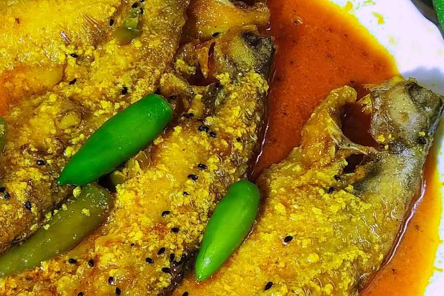 আম আর পাবদার মেলবন্ধনে জমবে দুপুরের ভোজ। 