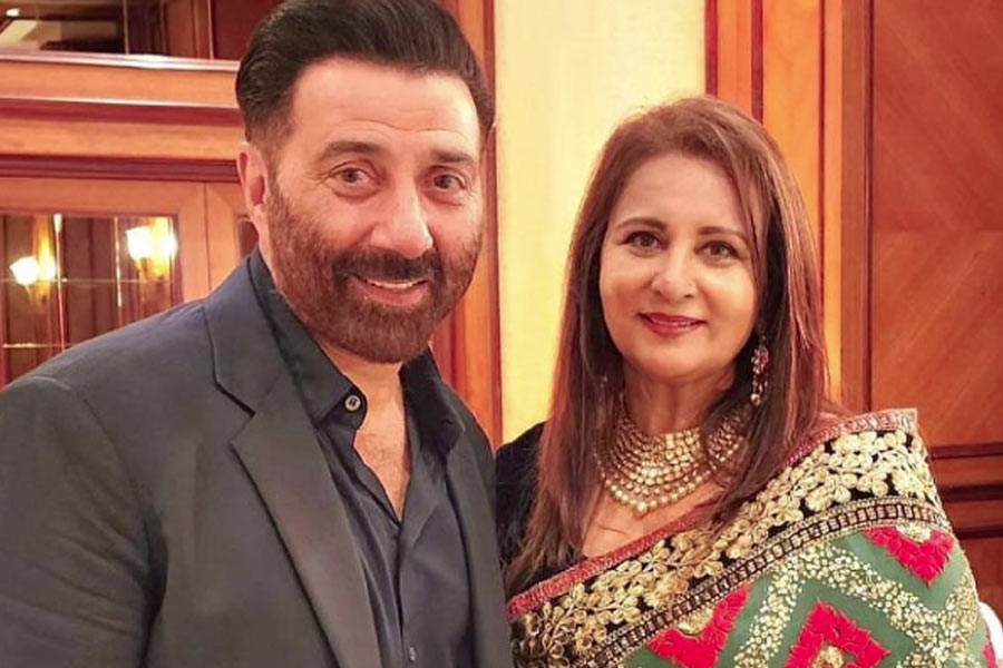 যে হেতু পুনম তাঁর কেরিয়ারে সানির সঙ্গে কাজ করেছিলেন, সে হেতু অভিনেতা চেয়েছিলেন সানির পুত্র এবং পুনমের কন্যাও একসঙ্গে বড় পর্দায় তাঁদের কেরিয়ার শুরু করুক। তাই নিজে থেকেই পুনমের কাছে সেই প্রস্তাব দিয়েছিলেন সানি। অভিনেতার প্রস্তাবে রাজি হয়ে যান পুনম।