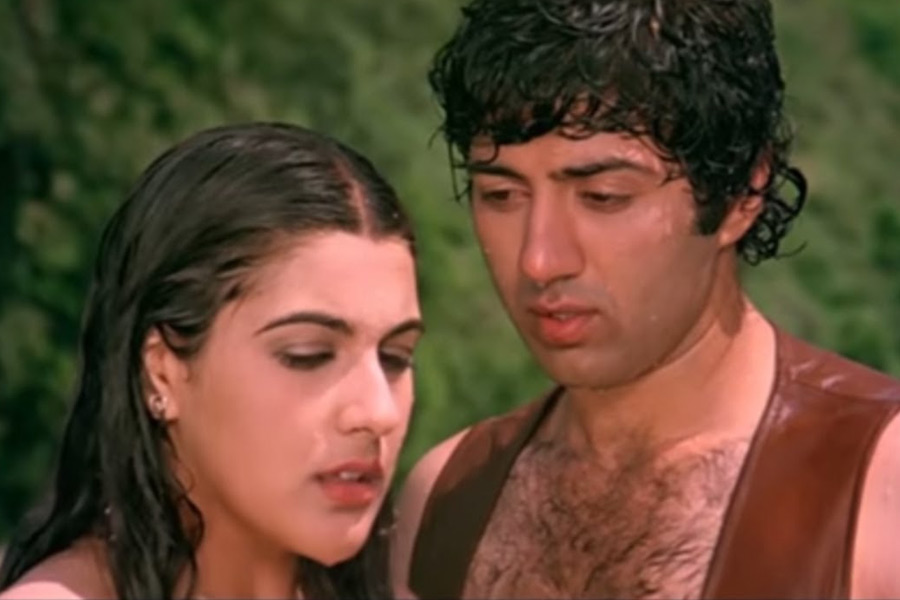 Bollywood actor Sunny Deol requested Sara Ali Khan to cast with Karan Deol in Pal Pal Dil Ke Paas but Amrita Singh refused 