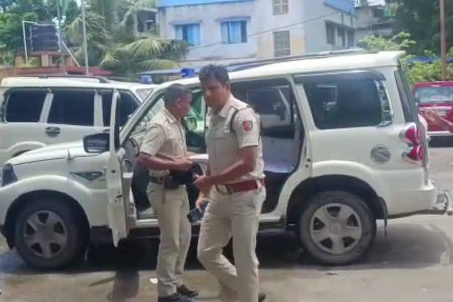 A team of Kolkata Police went to Bhangar after CM Mamata Banerjee\\\'s decision to incorporate Bhangar in Kolkata Police area