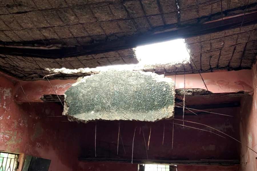 A dangerous situation in a ruined primary school building of Chandrakona, West Midnapore 