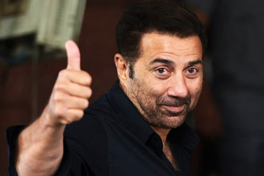 পরিবারের তরফে বিয়ের জন্য মত না পেলেও আড়ালে নিজেদের সম্পর্ক বাঁচিয়ে রেখেছিলেন অমৃতা এবং সানি। কিন্তু সানির বিয়ের ছবি প্রকাশ্যে আসায় অমৃতার মাথায় বাজ ভেঙে পড়ে। অভিনেতার সঙ্গে সম্পর্কে ইতি টানেন তিনি।