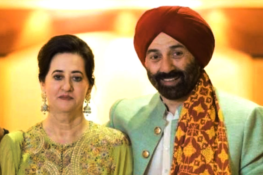 আসলে পূজা নামে এক মহিলাকে বিয়ে করেছিলেন সানি। ইংল্যান্ডের এক ব্যবসায়ীর কন্যা ছিলেন পূজা। সানি কেন কিছু দিন পর পর ইংল্যান্ড যেতেন সেই কারণ পরে অমৃতা-সহ সকলের কাছেই জলের মতো পরিষ্কার হয়ে গিয়েছিল।