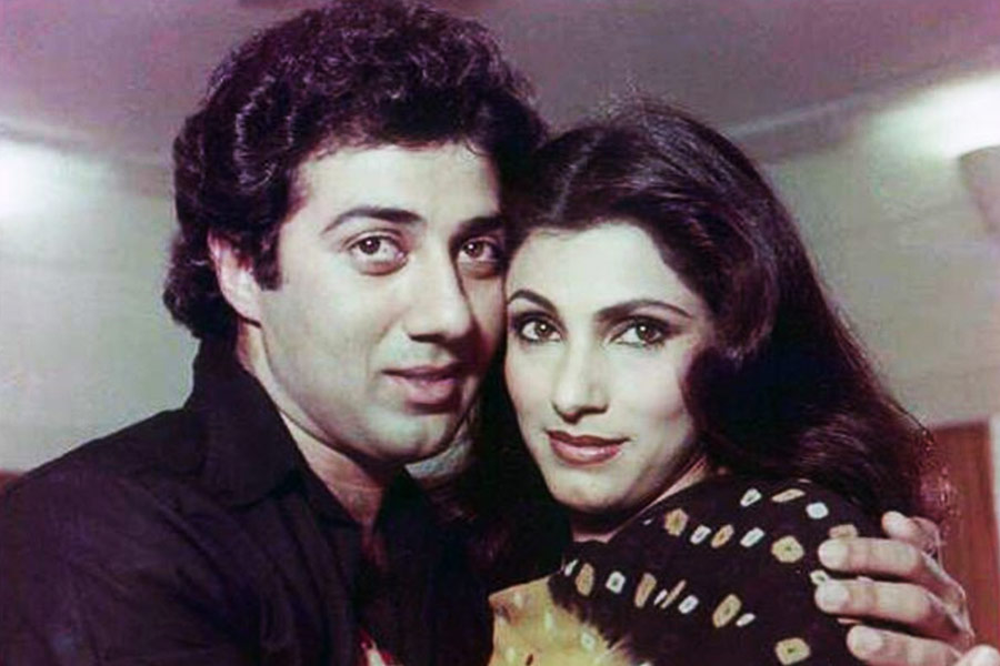 কানাঘুষো শোনা যায়, পূজার সঙ্গে বিয়ের পর এক বলি অভিনেত্রীর সঙ্গে বিবাহ-বহির্ভূত সম্পর্কে জড়িয়ে পড়েন সানি। সানির সঙ্গে পর পর পাঁচটি হিন্দি ছবিতে অভিনয় করেছিলেন ডিম্পল কপাডিয়া। দুই তারকার বন্ধুত্ব গড়িয়ে প্রেমে পরিণত হয়। কিন্তু ডিম্পল এবং সানি তাঁদের সম্পর্ক গোপন রাখার চেষ্টা করতেন।