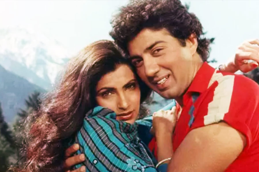 সানির সঙ্গে ডিম্পলের সম্পর্ক নিয়ে অমৃতাকে জিজ্ঞাসা করা হলে তিনি জানান, অমৃতা যখন বলি অভিনেতা সইফ আলি খানের সঙ্গে সম্পর্কে জড়িয়েছিলেন, সেই সময়েই ডিম্পলের সঙ্গে সানির বিবাহ-বহির্ভূত সম্পর্কের বিষয়ে জানতে পারেন।