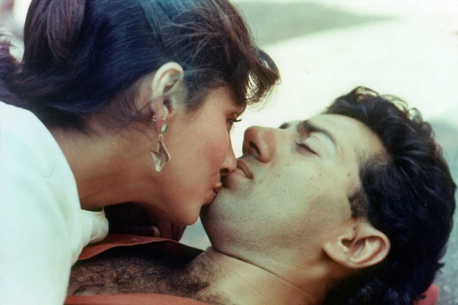 বলিপাড়ায় কানাঘুষো শোনা যায়, ডিম্পল এবং সানির সম্পর্ক অনেকটাই গভীর। এমনকি, ডিম্পলের দুই কন্যা টুইঙ্কল এবং রিঙ্কি খন্না ছোটবেলা থেকে সানিকে ‘ছোটে পাপা’ বলে সম্বোধন করেন। ডিম্পলের বোন সিম্পল কপাডিয়া অভিনেতার পোশাকশিল্পী হিসাবে কাজ করেছেন।