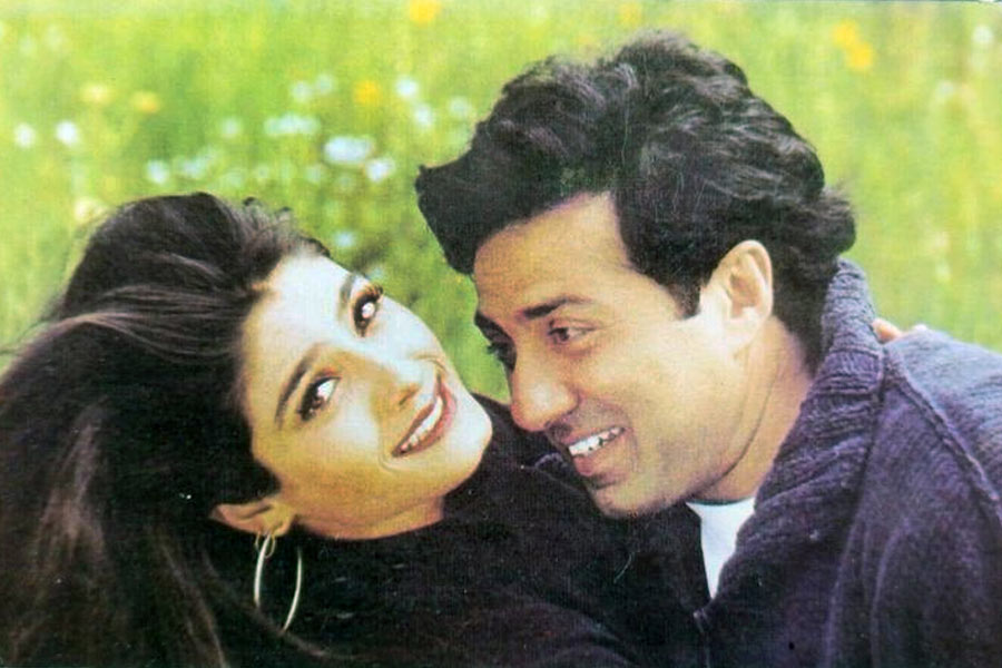 বলিপাড়ায় কানাঘুষো শোনা যায়, বলি অভিনেতা অক্ষয় কুমারের সঙ্গে বিচ্ছেদের পর সানির সঙ্গে মেলামেশা শুরু করেন রবিনা। ‘জিদ্দি’ ছবিতে একসঙ্গে অভিনয়ও করেন দুই তারকা। শুটিং চলাকালীন নাকি দু’জনে সম্পর্কে জড়িয়ে পড়েন অন্দরমহলে শোনা যায়। কিন্তু ছবিমুক্তির পর তাঁদের সম্পর্কের খবরও মাটিতে মিশে যায়।