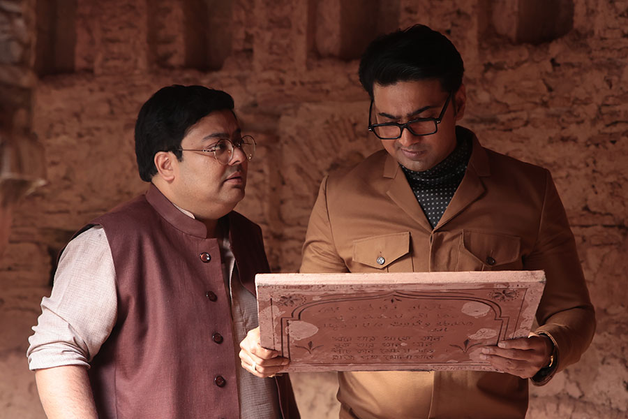 a still from the film Byomkesh O Durgo Rohosyo