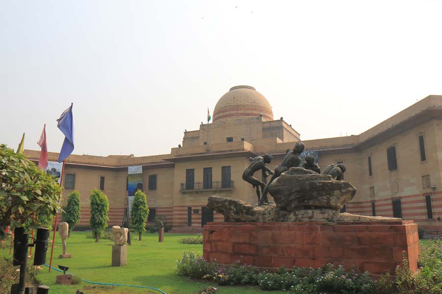 পুরনো সংসদ ভবনের সাউথ এবং নর্থ ব্লক জুড়ে এই নতুন জাদুঘর নির্মিত হবে বলে জানিয়েছে কেন্দ্র। বর্তমানে সাউথ ব্লকে প্রধানমন্ত্রীর কার্যালয়, বিদেশ মন্ত্রক এবং প্রতিরক্ষা রয়েছে। অন্য দিকে, নর্থ ব্লকে রয়েছে অর্থ এবং স্বরাষ্ট্র মন্ত্রক।