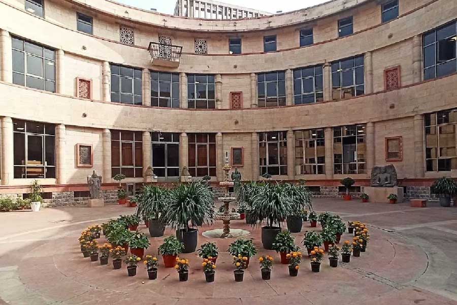 পাঁচ হাজার বছরেরও বেশি সময় ধরে চলে আসা ভারতের সভ্যতা এবং সংস্কৃতি প্রদর্শনের জন্য ‘যুগে যুগে ভারত’ জাদুঘরে মোট আটটি বিভাগ থাকবে বলে সরকারি আধিকারিকরা জানিয়েছেন।