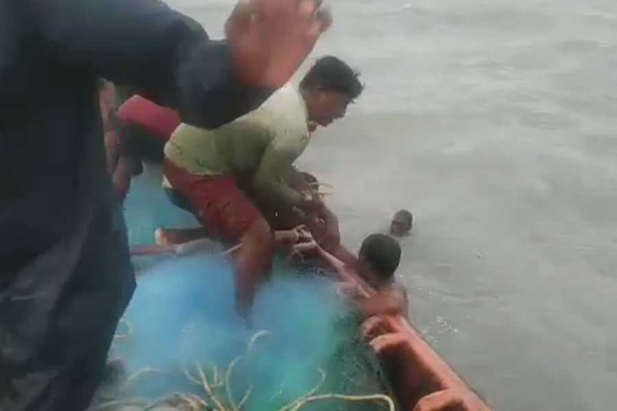 Trawler sank into Bay of Bengal and fishermen escaped narrowly