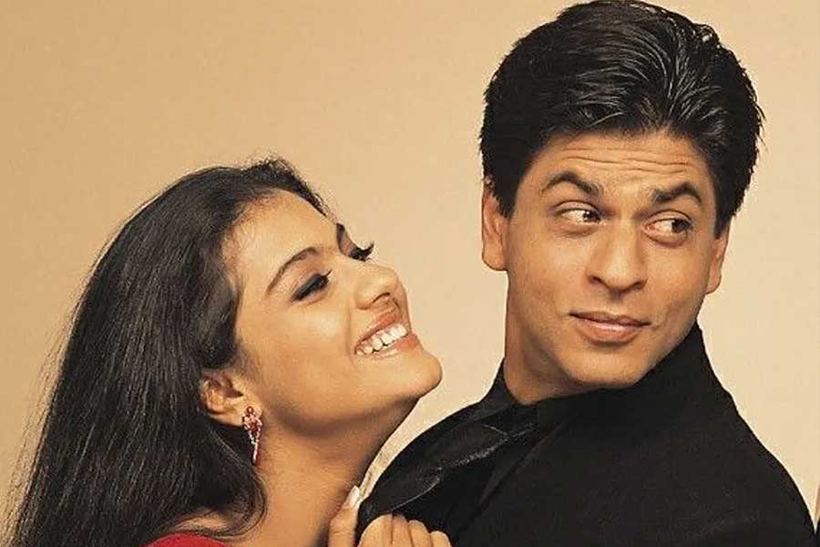 kajol said Shah Rukh khan would stab me with a nice fork if she text him everyday 