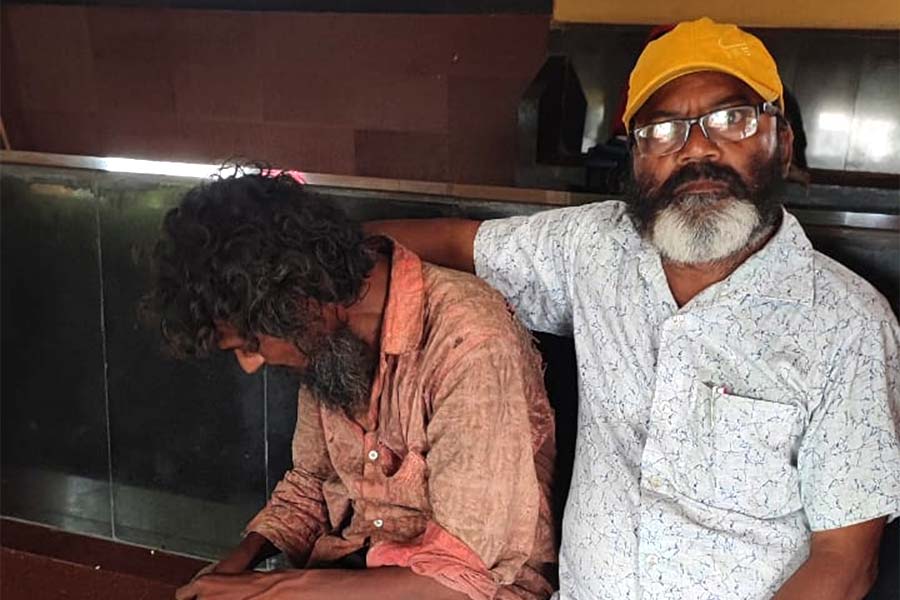 মনের ভারসাম্য ফিরিয়ে ঘরছাড়াকে বাড়িতে পৌঁছে দেওয়ার আনন্দই মাইনুদ্দিনকে তাড়িয়ে নিয়ে বেড়ায়। এলাকার লোকজন তাই তাঁকে ডাকে ‘পাগলাদাদা’।