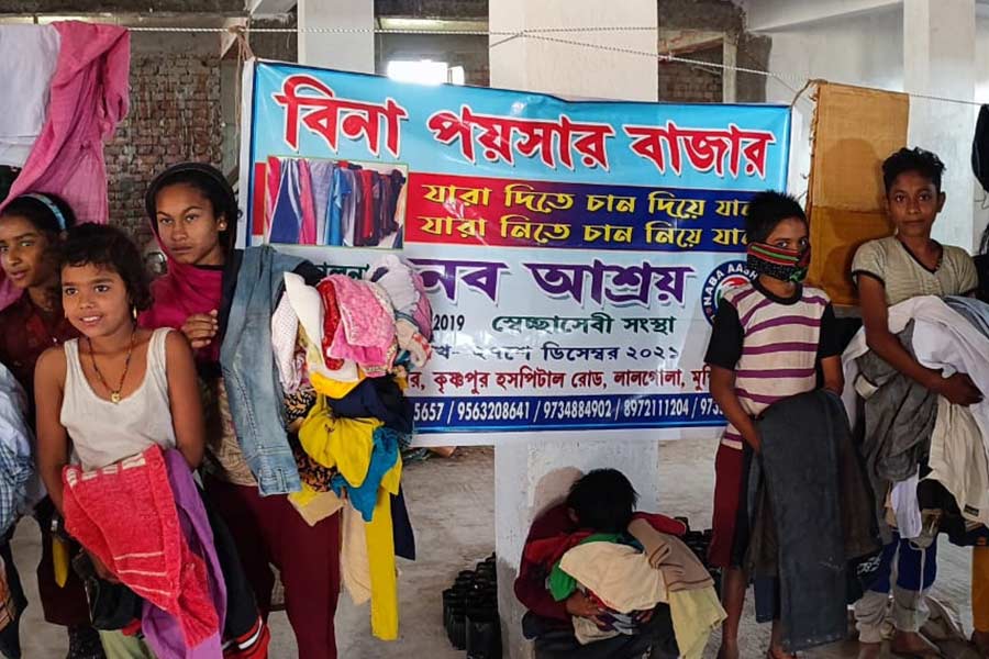 বছর আটেক আগে ‘নব আশ্রয়’ নামে চার হাজার বর্গফুট আয়তনের একটি আবাস তৈরি করেছেন মাইনুদ্দিন, সমস্তটাই ভবঘুরে এবং মানসিক ভারসাম্যহীনদের জন্য।