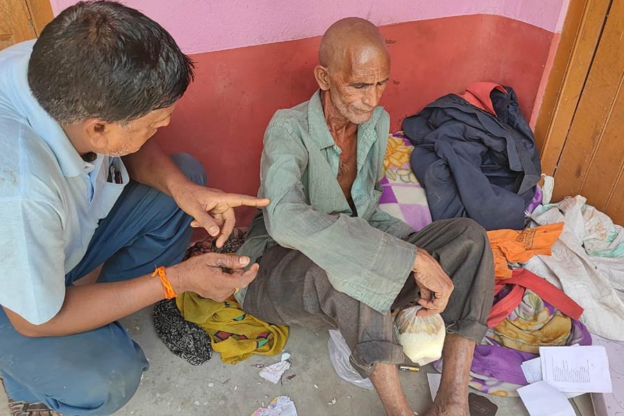 শুধু মাথার উপরে ছাদ নয়, যাঁরা মনের আশ্রয় হারিয়ে ভবঘুরের মতো জীবন কাটান, তাঁদেরও একটা আশ্রয় পাইয়ে দেওয়ার অসম লড়াই লড়ে যাচ্ছেন মাইনুদ্দিন।