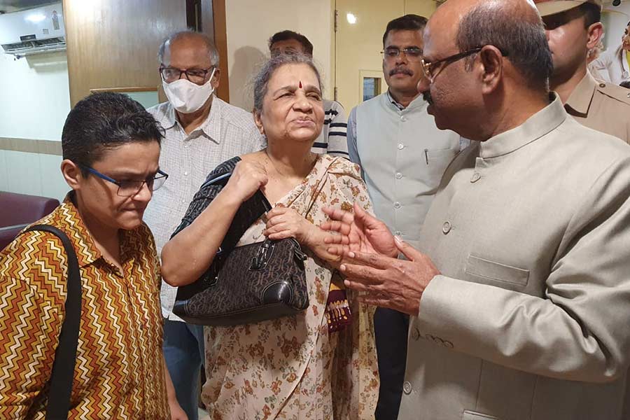 বুদ্ধদেব-জায়া মীরা এবং সন্তান সুচেতনের সঙ্গে হাসপাতালে কথা বলেন রাজ্যপাল সিভি আনন্দ বোস। 