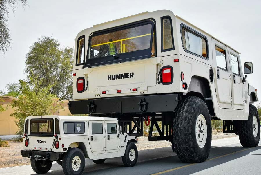 গাড়িপ্রেমীরা জানেন, হামার এমনিতেই ছোটখাটো ব্যাপার নয়। সাধারণত এই ব্র্যান্ডের গাড়ি লম্বায় হয় ১৫.৩৭ ফুট, উচ্চতায় ৬.৪২ ফুট এবং ৭.২ ফুট চওড়া হয়। কেবলমাত্র ‘স্পোর্টস ইউটিলিটি ভেহিকেল’ (এসইউভি) তৈরির জন্য বিখ্যাত এই গাড়ি প্রস্তুতকারী সংস্থা।