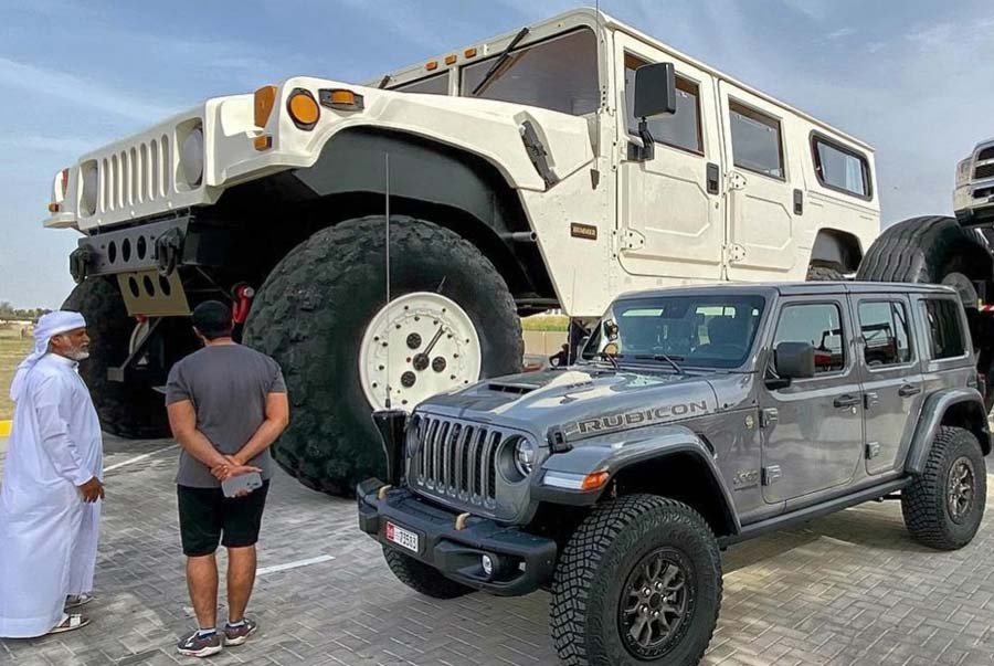 তবে যে গাড়িটি দুবাইয়ের রাস্তায় দাপিয়ে বেড়িয়েছে, তাকে গাড়ি না বলে ‘দৈত্য’ বলাই যথার্থ। এ গাড়িটির পোশাকি নাম ‘হামার এইচ ওয়ান এক্স থ্রি’।