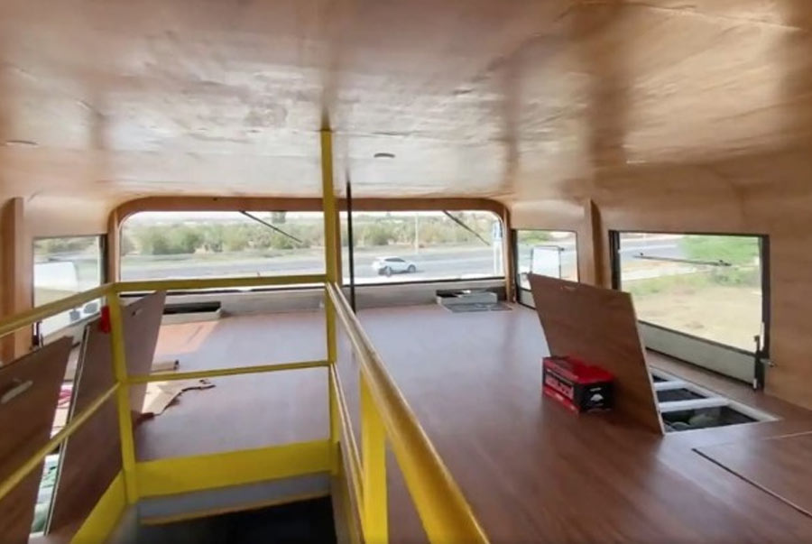 গাড়িটি লম্বায় ৪৬ ফুট, উচ্চতা ২১.৬ ফুট এবং ১৯ ফুট চওড়া। গাড়ির চারটি চাকার প্রতিটির জন্য রয়েছে পৃথক ইঞ্জিন। অর্থাৎ, প্রকৃত অর্থেই ‘ফোর হুইলার’।