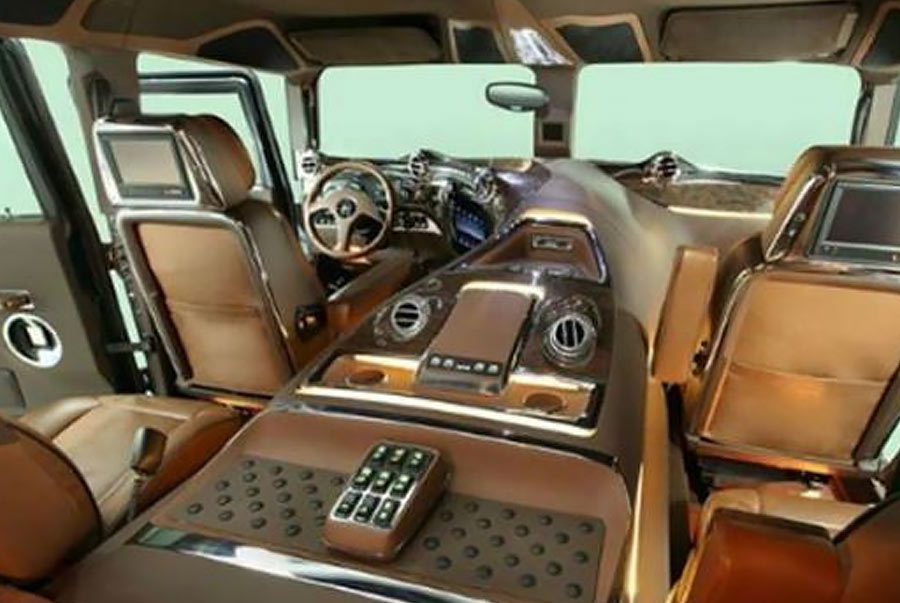 ডিজেল পুড়িয়ে পথে দাপিয়ে বেড়ায় দোতলাসমান গাড়িটি। অবশ্য মাইলেজ কত তা জানা যায়নি। তবে জানা গিয়েছে, বিশেষ বরাত দিয়ে এই গাড়িটিকে তৈরি করিয়েছেন ২ হাজার কোটি ডলার সম্পত্তির মালিক শেখ হামাদ।