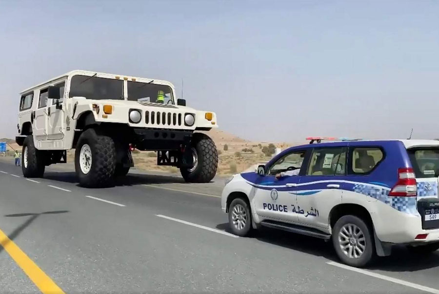 ‘সাউথ চায়না মর্নিং পোস্ট’-এ প্রকাশিত প্রতিবেদন অনুযায়ী, এই গাড়ির ভিতরে রয়েছে দোতলা ব্যবস্থা। শোওয়ার ঘর, শৌচালয়, স্টিয়ারিং কেবিন— সব মিলিয়ে বাড়ি না গাড়ি, বোঝা মুশকিল।