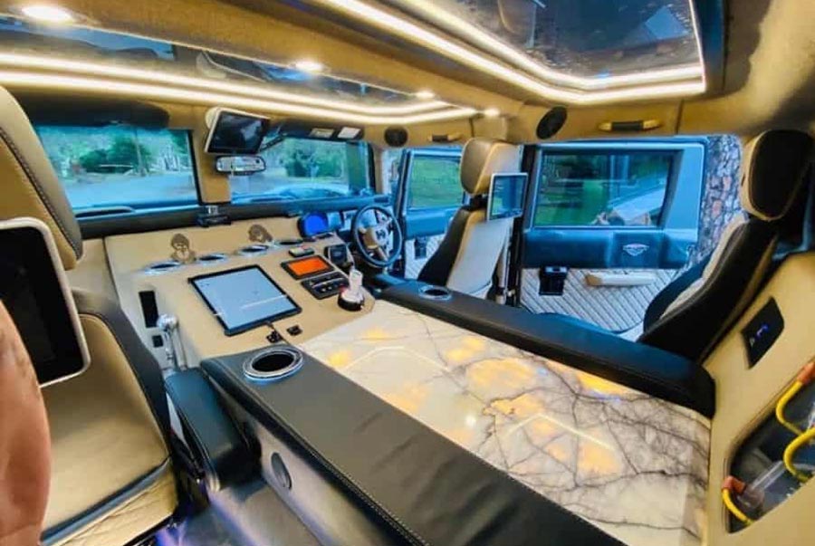 সম্প্রতি এই হামারের একটি ভিডিয়ো ভাইরাল হয়েছে। তাতে দেখা যাচ্ছে একটি রাস্তায় হামারটি দাঁড়িয়ে আছে। সামনে দাঁড়িয়ে দু’টি পুলিশের গাড়ি। বাজছে সাইরেন।