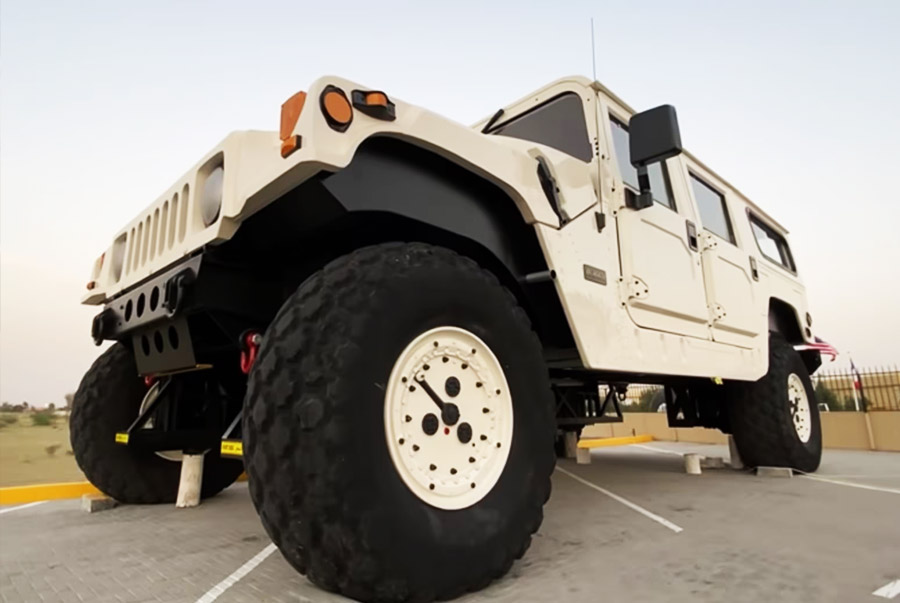 হামারের সামনে কয়েক জন পুলিশকর্মীকে ছোটাছুটি করতেও দেখা যাচ্ছে। কিন্তু প্রমাণ বহরের মানুষ ওই গাড়ির সামনে যেন লিলিপুট!