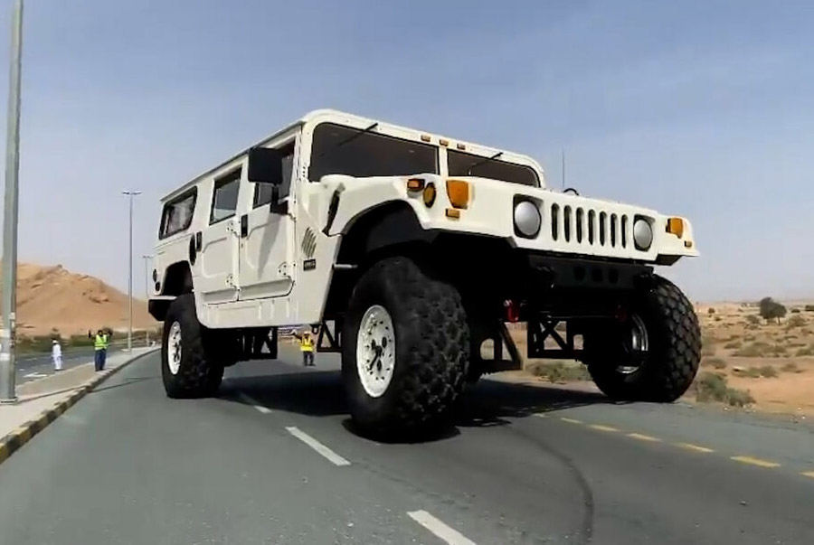 দুবাইয়ের শেখ হামাদের গাড়ির শখ। তাঁর নিজের সংগ্রহে রয়েছে ৩ হাজার গাড়ি। কোনওটিই সাধারণ নয়। বরং সব ক’টিই কোনও না কোনও রেকর্ড গড়ে ফেলেছে। শেখ গাড়িগুলিকে রেখে দেন নিজের তৈরি করা মিউজিয়ামে। দুবাই ছাড়াও মরক্কো-সহ একাধিক দেশে রয়েছে সেগুলি।