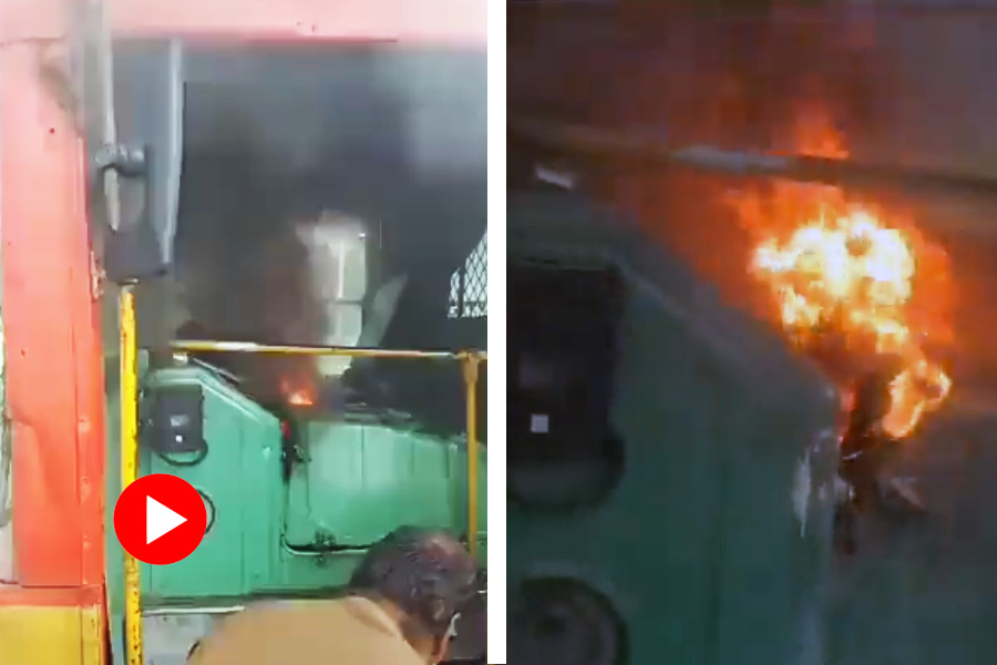 Bus carrying passengers caught fire in Maharashtra.