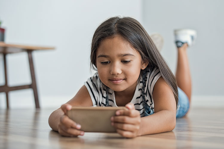 আপনি যদি খুব বেশি প্রযুক্তিতে আসক্ত হন, তা হলে স্বাভাবিক ভাবে আপনার সন্তানও সেটি করবে। 