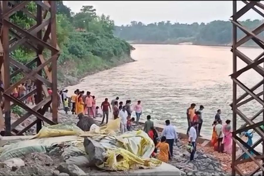 Man died in Atrai River dam in Balurghat 