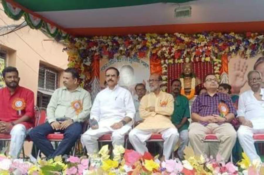 members of few political parties in Somen Mitra\\\'s demise day program