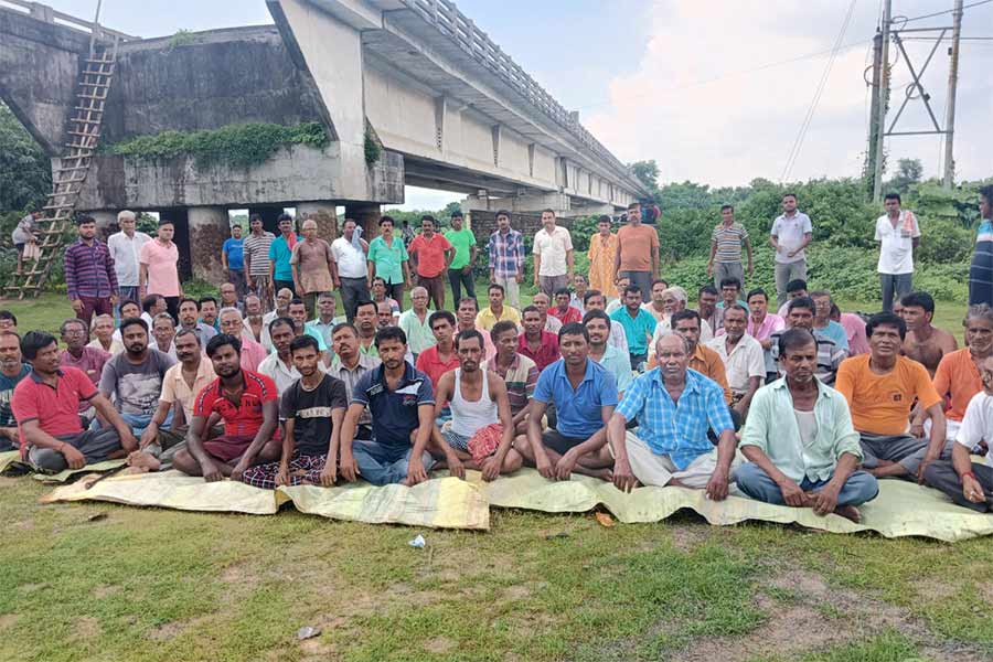 ভবানীপুর চর এলাকায় চলছে কৃষকদের আলোচনা। ছবি: বিশ্বজিৎ মণ্ডল