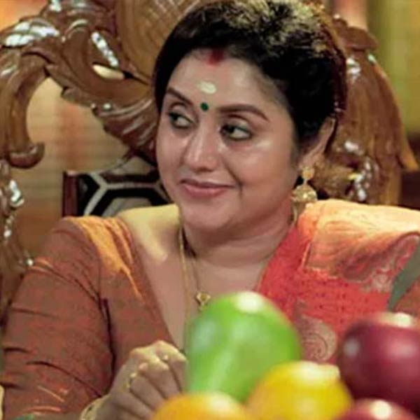 বৃদ্ধের দাবি, সংবাদপত্রে বাড়ি বিক্রির বিজ্ঞাপন দেখে তাঁর সঙ্গে ফোনে যোগাযোগ করেন নিত্য। বা়ড়ি কেনার আগ্রহও দেখান অভিনেত্রী। ফোনে কথা বলে বৃদ্ধের বিশ্বাস জয় করে ফেলেন নিত্য।