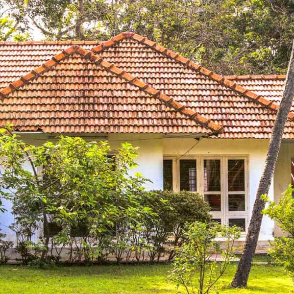 কেরলের তিরুঅনন্তপুরমের বাসিন্দা ওই বৃদ্ধ। তবে কেরলের কোল্লাম জেলার পারাভুর শহরে একটি বাড়ি রয়েছে তাঁর।সেই বাড়িটিই বিক্রি করতে চাইছিলেন অবসরপ্রাপ্ত বৃদ্ধ। 