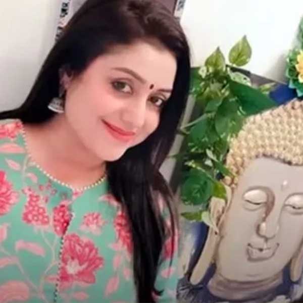 অভিযোগ, বৃদ্ধের সঙ্গে ফোনে কথা বলার পর তাঁর সঙ্গে পারাভুরের বাড়িতে দেখা করতে চান নিত্য। বাড়িটি স্বচক্ষে দেখবেন বলে অভিনেত্রী তাঁর বন্ধু বিনুকেও সঙ্গে নিয়ে যান। কিন্তু বাড়িতে পৌঁছনোর পরেই ঘটনাটি অন্য দিকে মোড় নেয়।