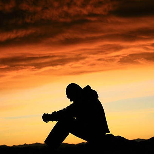 অভিযোগ, বৃদ্ধের সঙ্গে জোর করে ঘনিষ্ঠ হয়ে নিজের ছবিও বিনুকে দিয়ে তুলিয়েছিলেন নিত্য। তার পরেই নাকি বৃদ্ধকে ভয় দেখাতে শুরু করেন অভিনেত্রী। বৃদ্ধের অভিযোগ, তাঁর কাছ থেকে মোটা অঙ্কের টাকা দাবি করেছিলেন নিত্য।