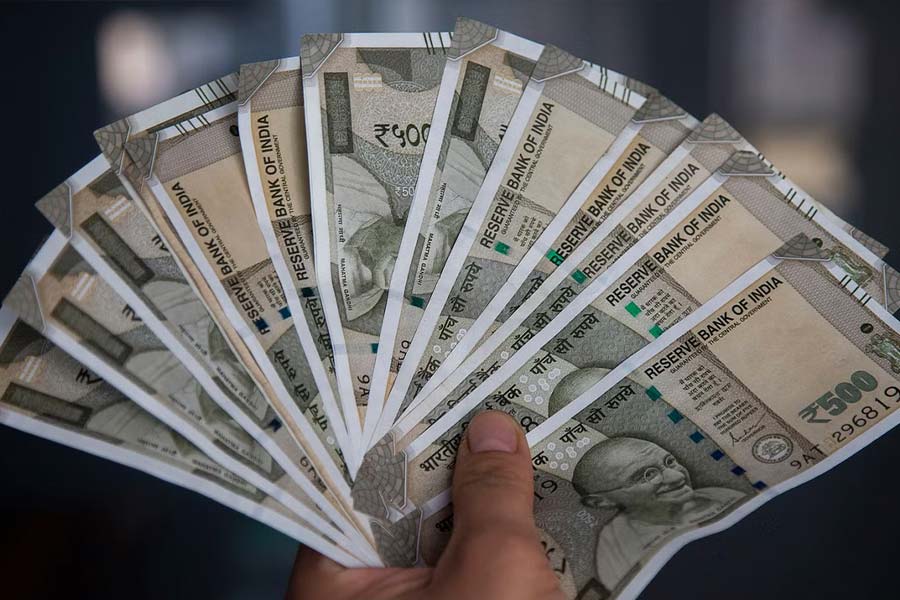 অভিযোগ, বৃদ্ধের কাছ থেকে বাড়ি কেনার পরিবর্তে ২৫ লক্ষ টাকা দাবি করেন নিত্য। টাকা দিতে রাজি না হওয়ায় বৃদ্ধের সঙ্গে তোলা অশ্লীল ছবিগুলি সমাজমাধ্যমে ছড়িয়ে দেবেন বলে ভয় দেখাতে শুরু করেন অভিনেত্রী।