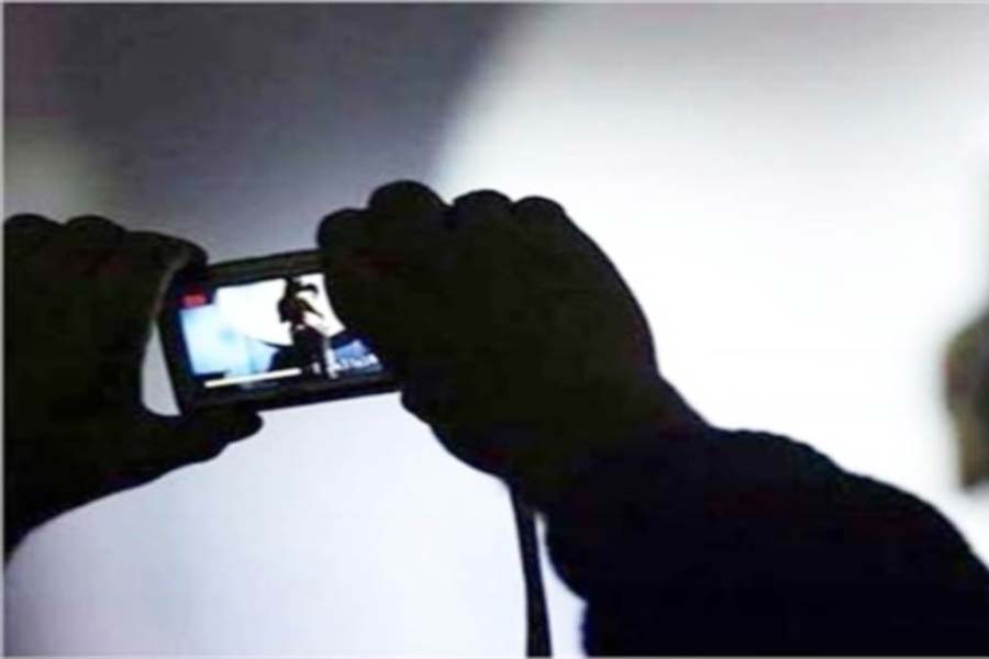 বাধ্য হয়ে স্থানীয় থানার দ্বারস্থ হন বৃদ্ধ। নিত্যের বিরুদ্ধে অভিযোগ দায়ের করেন। তিনি জানান, বার বার এমন হুমকিতে অতিষ্ঠ হয়ে উঠেছেন তিনি। বৃদ্ধের অভিযোগের ভিত্তিতে তল্লাশি শুরু করে পুলিশ।