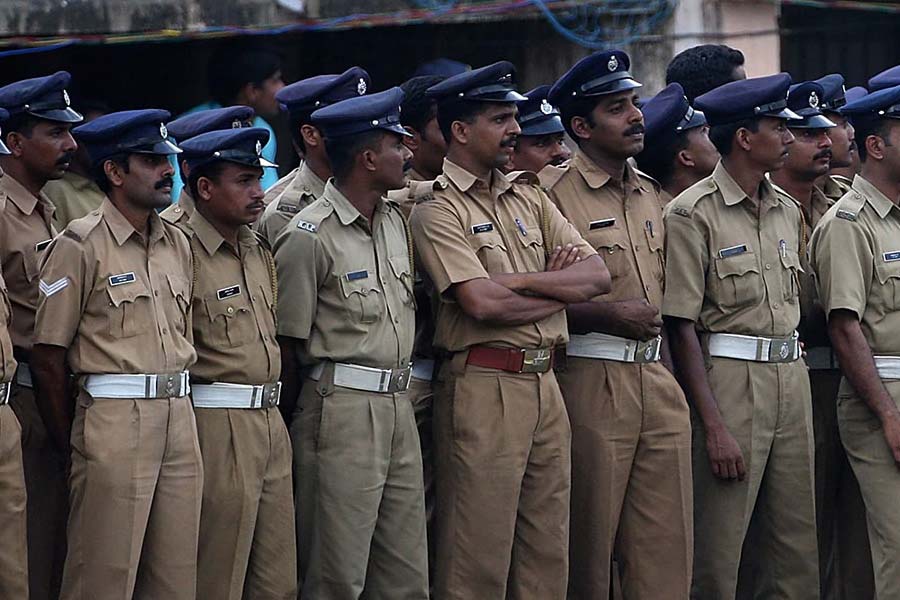 নিত্য এবং বিনুকে গ্রেফতার করতে ফাঁদ পাতে পুলিশ। টাকা দেওয়ার নাম করে শহরের একটি নির্দিষ্ট জায়গায় নিত্যকে দেখা করতে বলেন বৃদ্ধ। নিত্য সেখানে পৌঁছলে পুলিশ অভিনেত্রীকে গ্রেফতার করবে, এমনই পরিকল্পনা ছিল পুলিশের।
