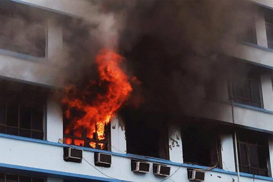 সেন্ট্রাল অ্যাভিনিউয়ের বহুতলে সরকারি দফতরে আগুন, ঘটনাস্থলে দমকলের দশটি ইঞ্জিন