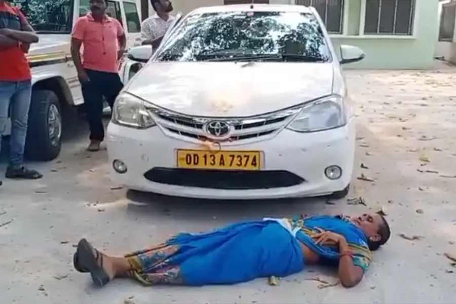 photo of Woman who sleeps infront of her husband\\\'s car