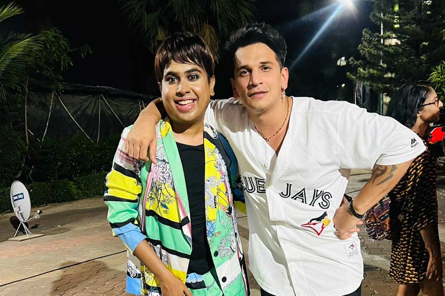 বিচারক প্রিন্স নারুলার সঙ্গে স্যান্ডি সাহা। 