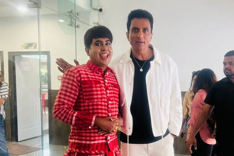 অভিনেতা সোনু সুদের সঙ্গে স্যান্ডি সাহা। 